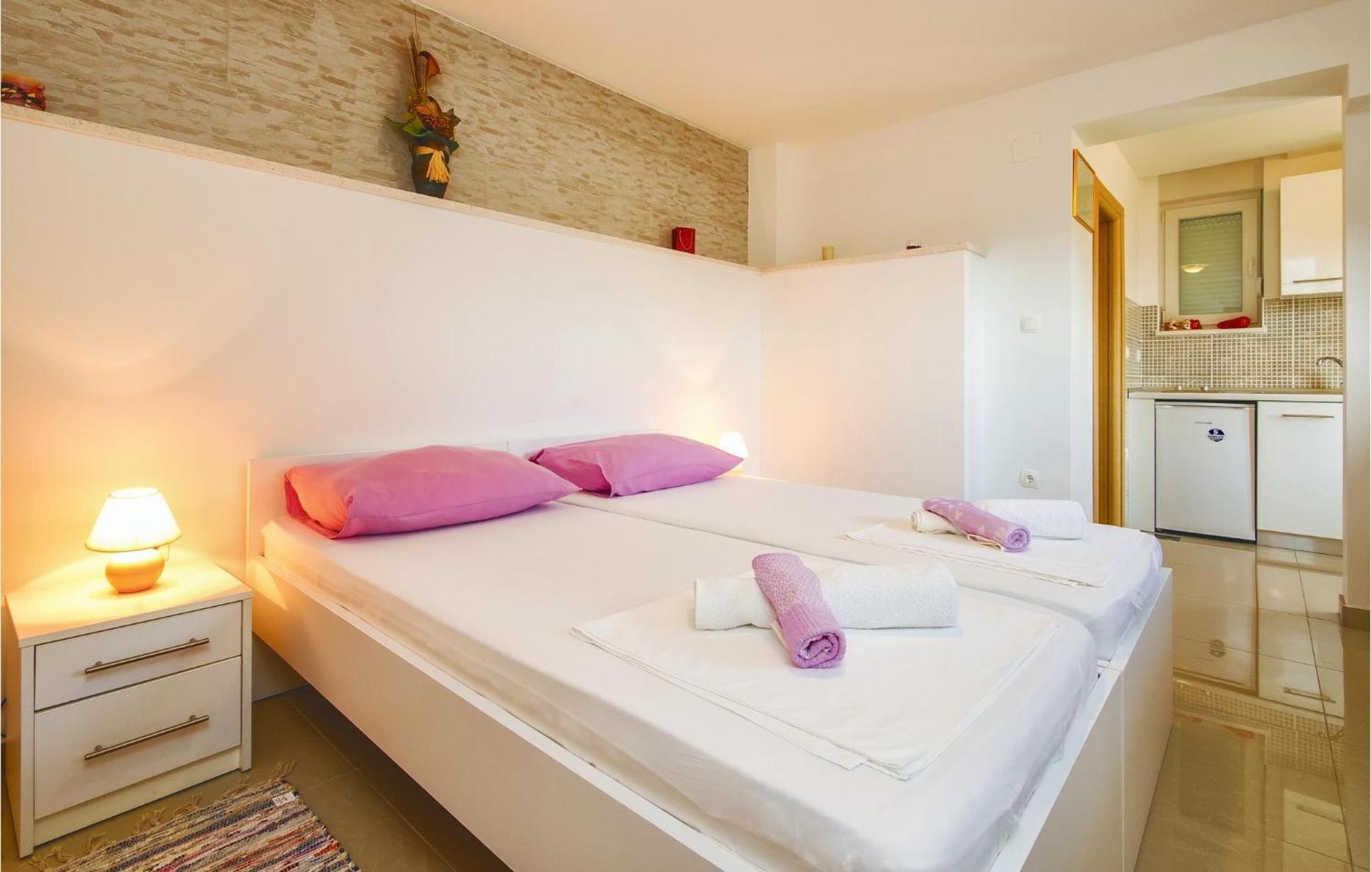 Nice Apartment In Mali Rat With Wifi Sumpetar Екстер'єр фото