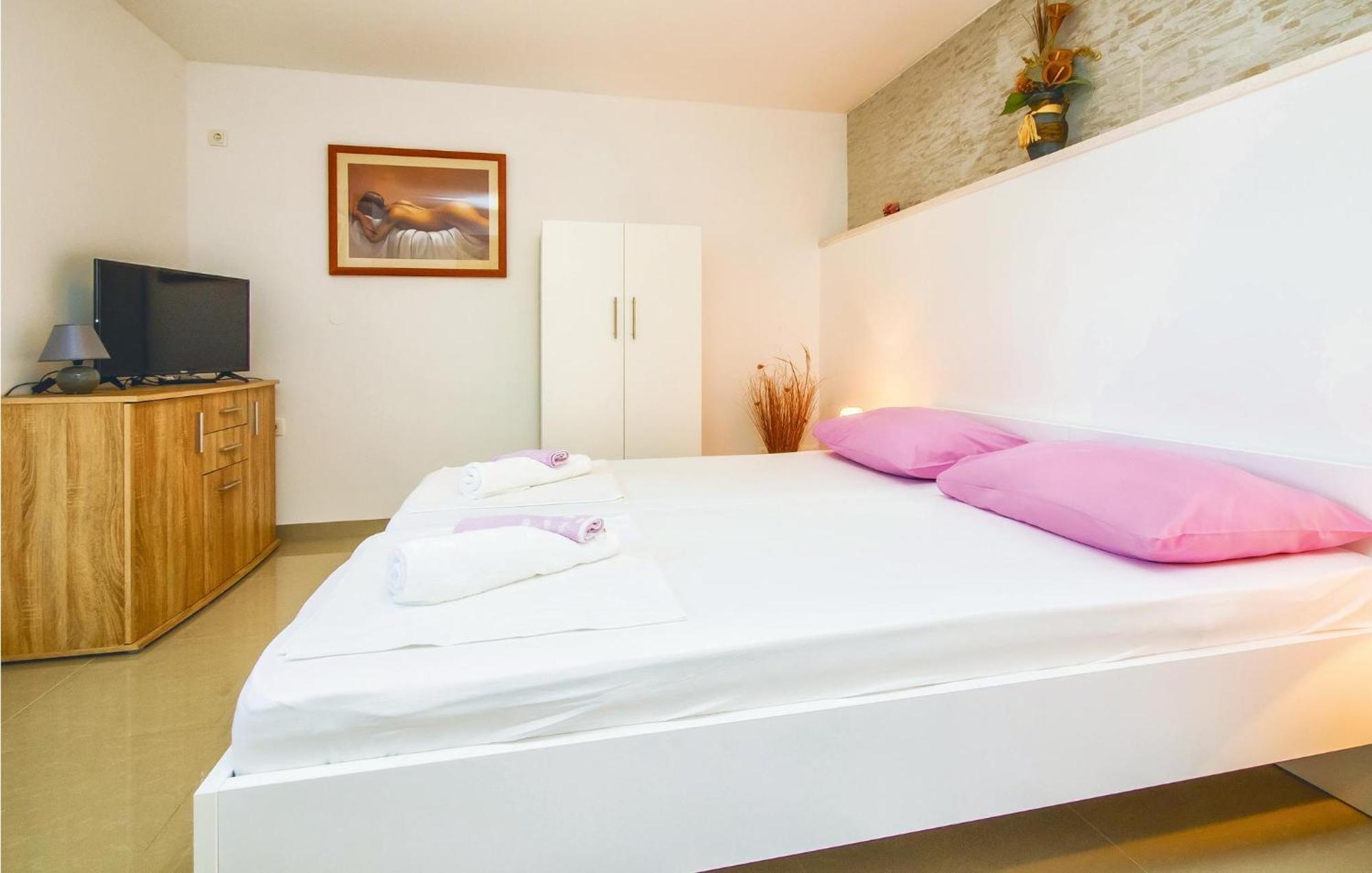 Nice Apartment In Mali Rat With Wifi Sumpetar Екстер'єр фото