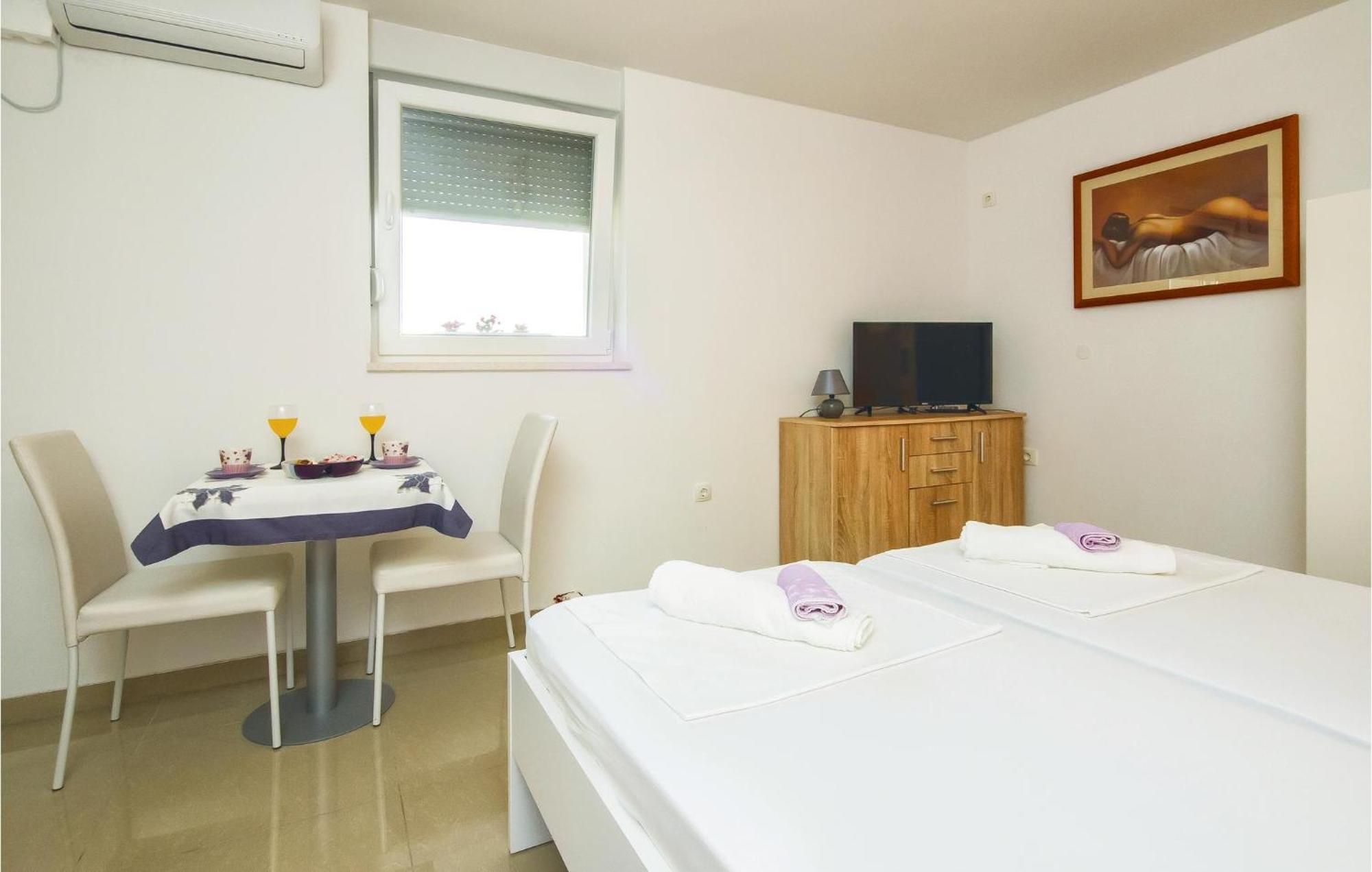 Nice Apartment In Mali Rat With Wifi Sumpetar Екстер'єр фото