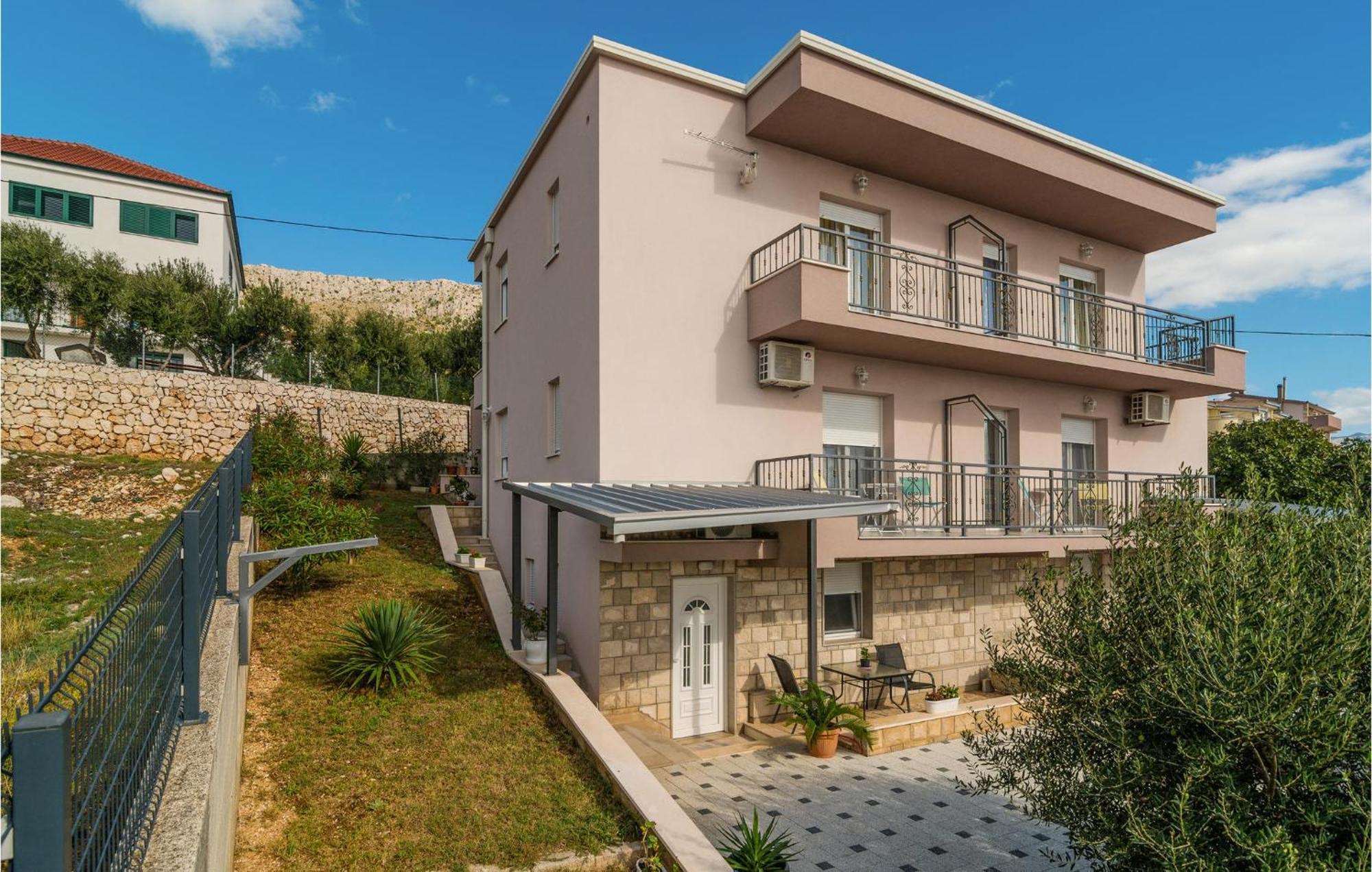 Nice Apartment In Mali Rat With Wifi Sumpetar Екстер'єр фото