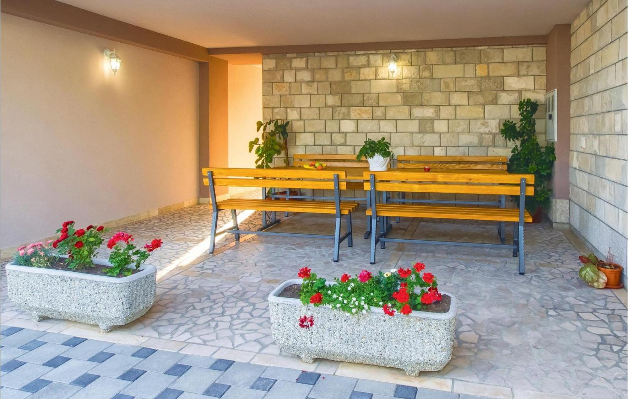 Nice Apartment In Mali Rat With Wifi Sumpetar Екстер'єр фото